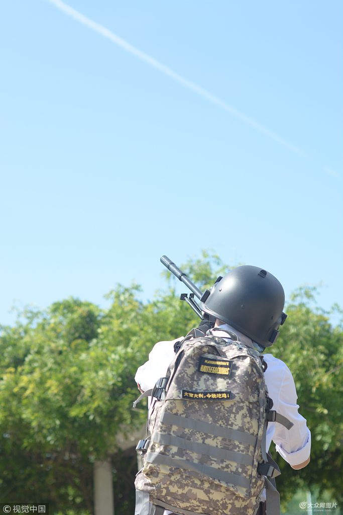 山东青岛:大四学生拍吃鸡毕业照纪念青春