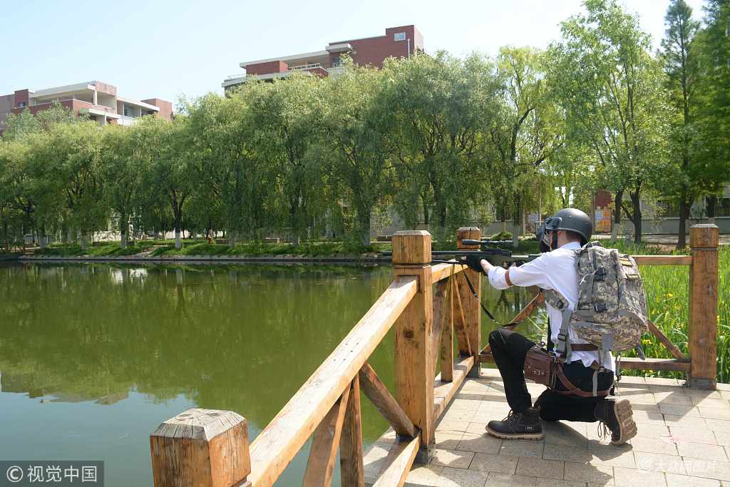 山东青岛:大四学生拍吃鸡毕业照纪念青春