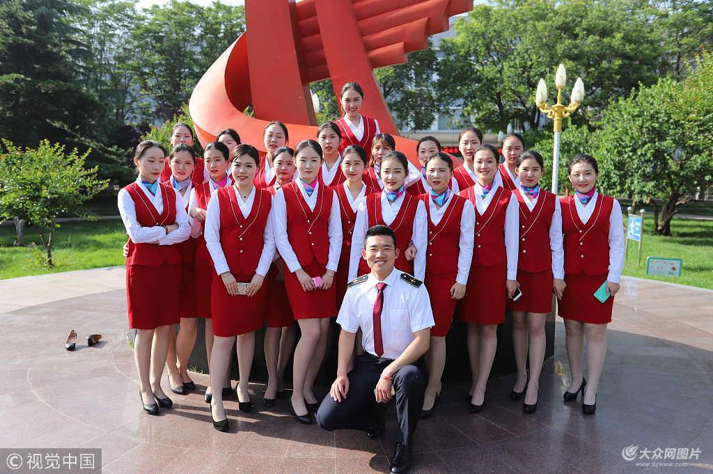 2018年5月23日,山东泰安,泰山中学空乘班高三学生毕业前学校为其拍摄