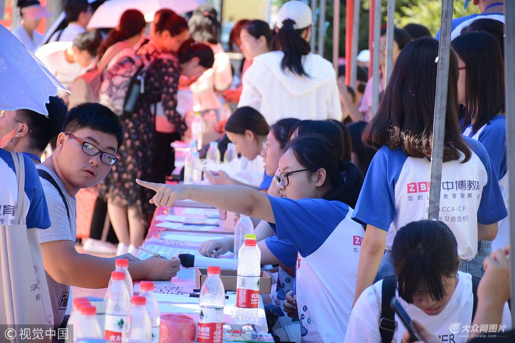 2018年8月26日,大学新生开学报到,00后成主力军,图为新生们在办理