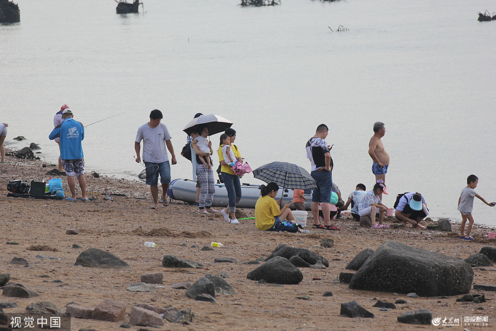 青岛后海风情美 市民滩涂上赶海钓鱼享乐趣