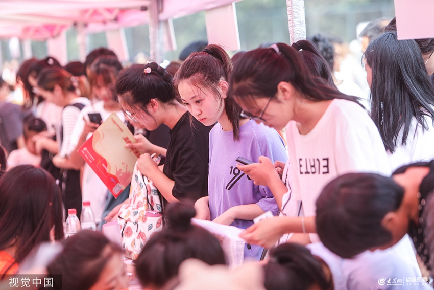 济南:山东女子学院迎来新生报到 学姐花样迎新