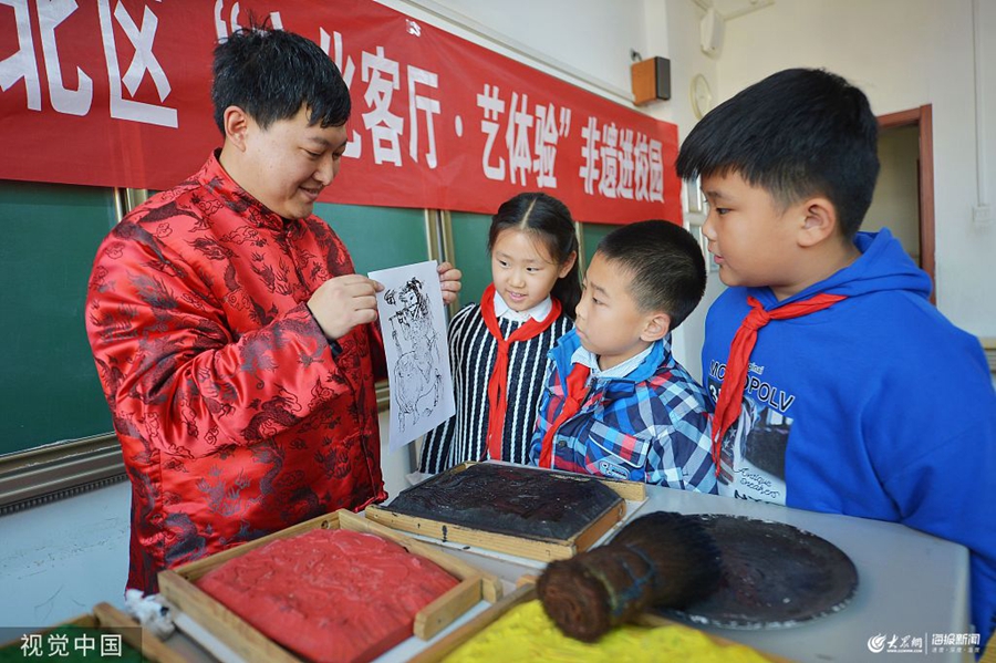 山东青岛:学生体验"非遗 传承传统文化