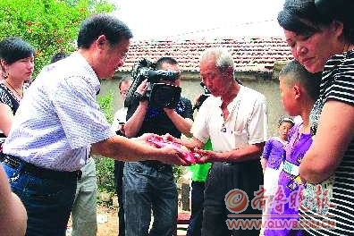 临沂市见义勇为基金会登门看望的哥李学国家属