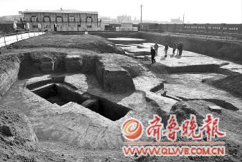 章丘发现汉代古墓群,出土了铜镜,陶罐等50多件文物.