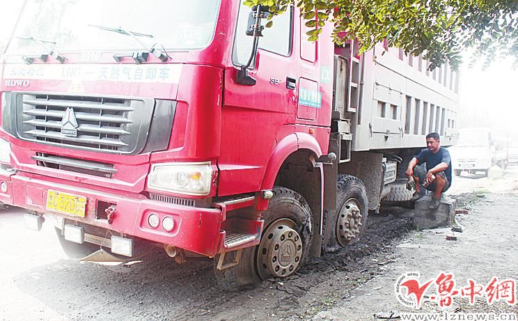 "招惹"高压线遭电击 大货车10条轮胎爆裂