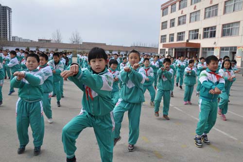 小学生骑马舞图片