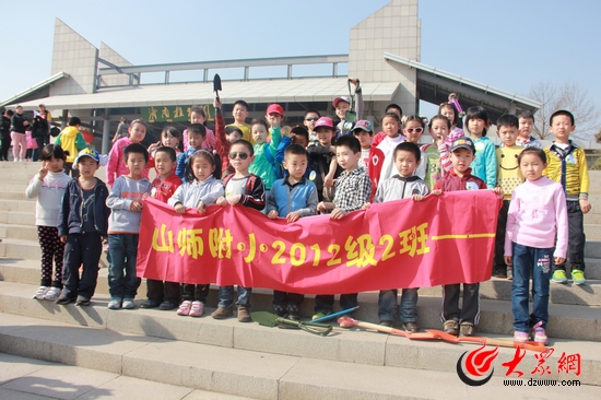 快乐植树为家园增添一抹绿色—山师附小一年级二班雏鹰小队植树节