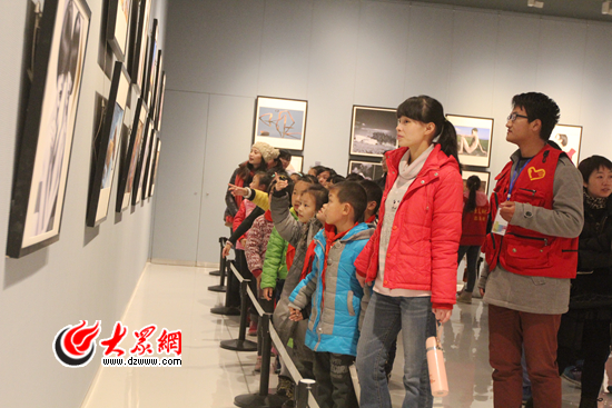 来参观的小学生对展览的美术作品充满新鲜感 记者 马俊骥 摄