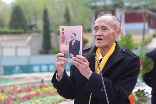 将从台湾带回的一坛济南籍老兵张云峰(原名张永山)的骨灰,安置在长清