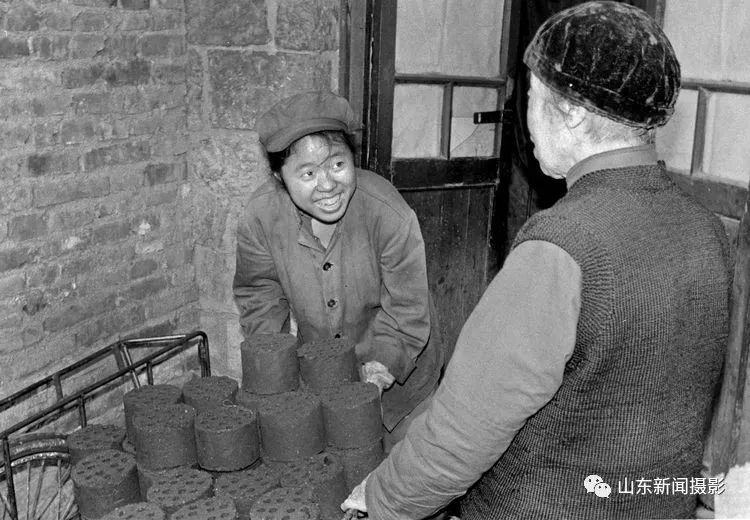 卞文燕每次给五保老人送蜂窝煤时,都是一块块搬进屋里,整整齐齐的摆