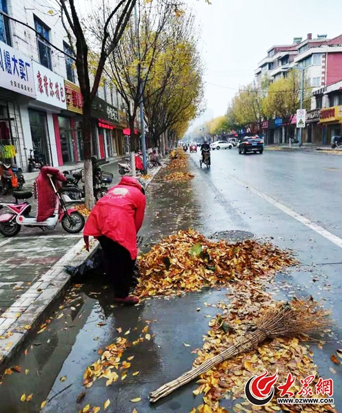 戰秋雨掃落葉 濟南環衛工人寒風中保城市整潔