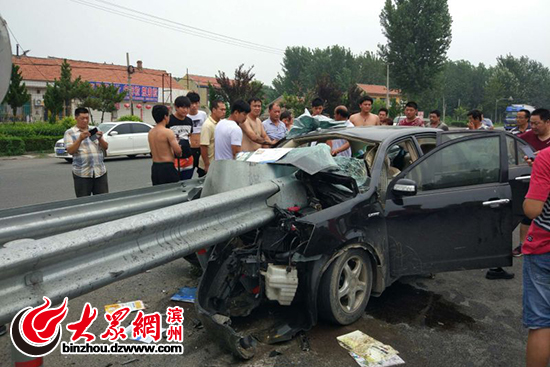 220國道惠民段發生車禍 隔離護欄刺入轎車車頭_濱州_大眾網