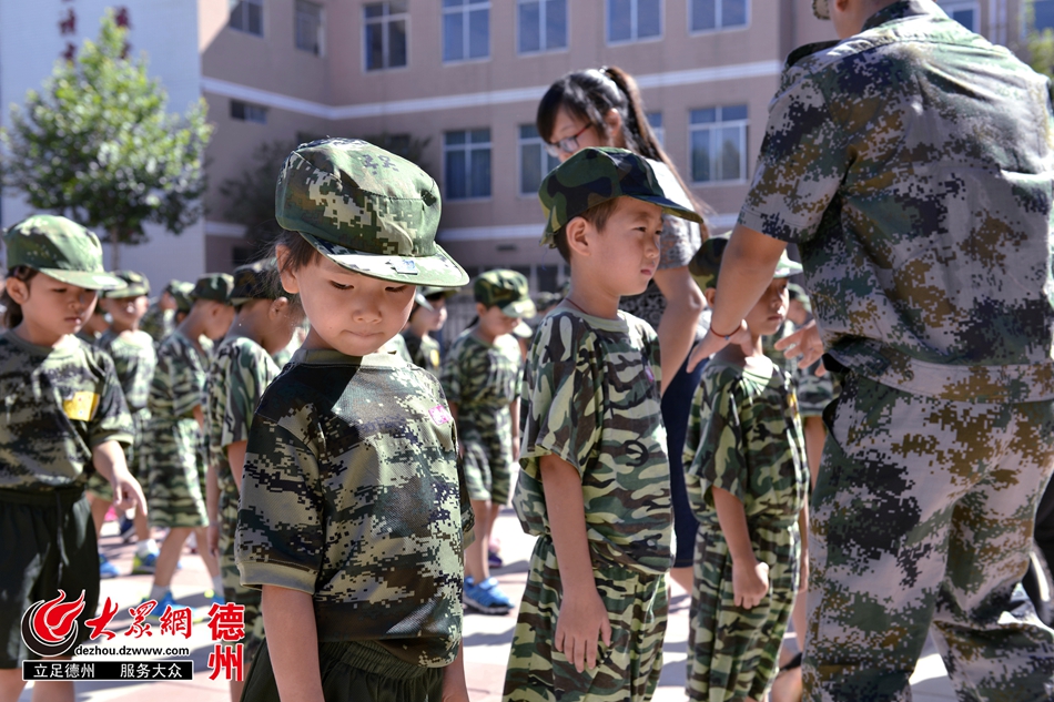 德州小学生军训"娃娃兵"萌态百出(组图)