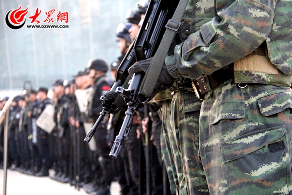 500名公安战士统一穿着特警作战服,携带武器,防暴棍,抓捕器等装备,在