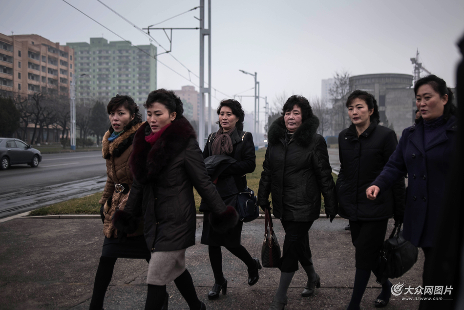 实拍朝鲜妇女冬日裙装造型时尚