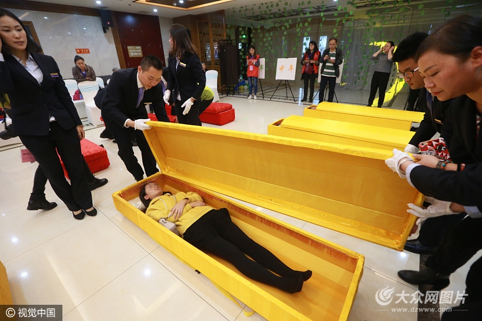 独家重庆女大学生躺进棺材体验死亡感叹要珍惜生命