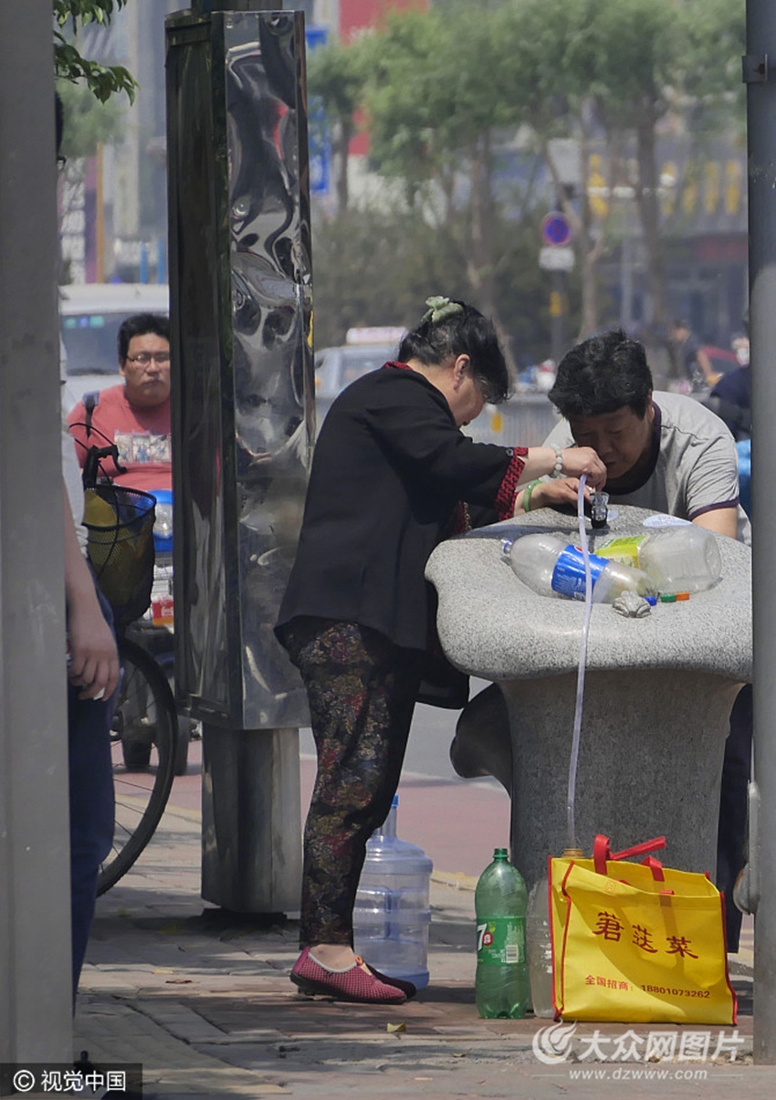 济南:直饮水成取水点 大桶小瓶接不停