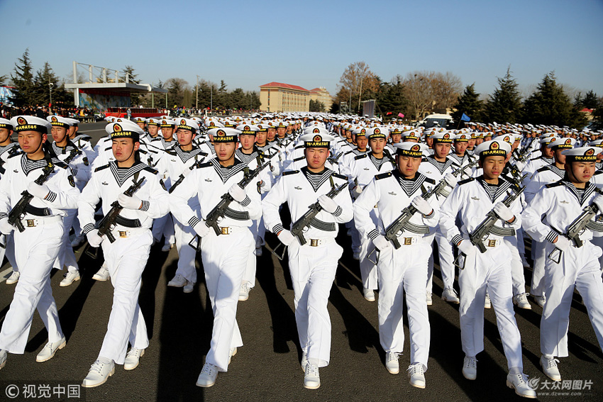 下午15时,阅兵仪式正式开始海军航空工程学院某训练基地司令员