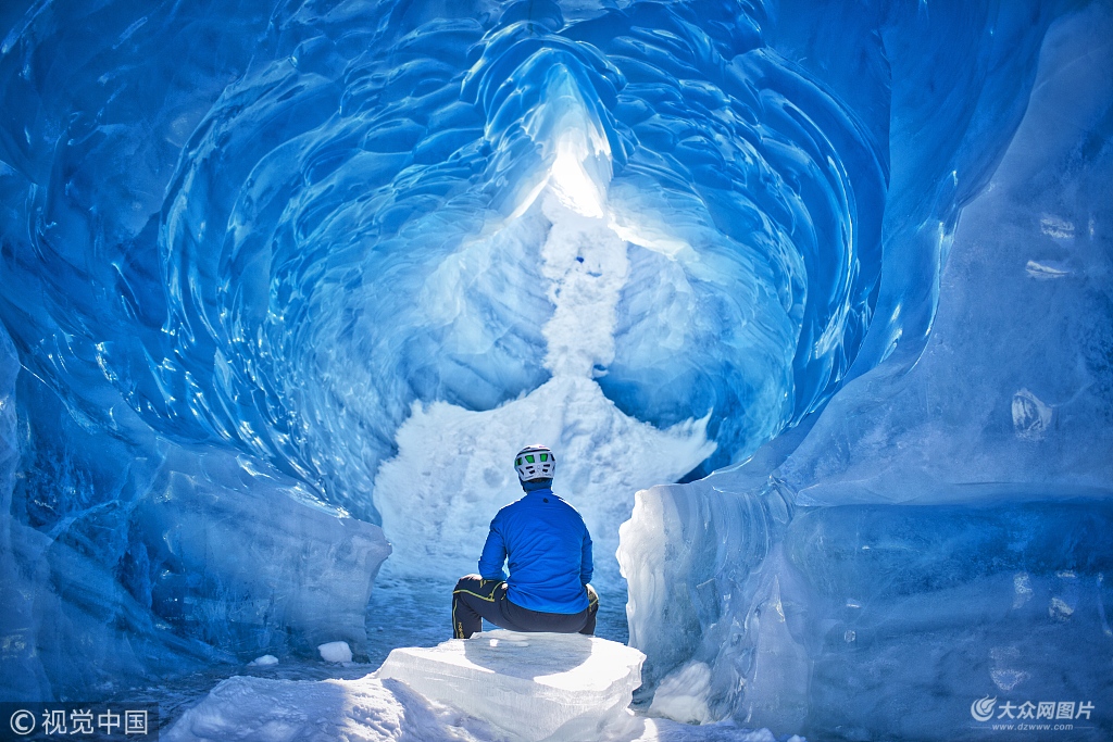 男子骑车横跨阿拉斯加冰川 穿越30米高蓝色冰洞