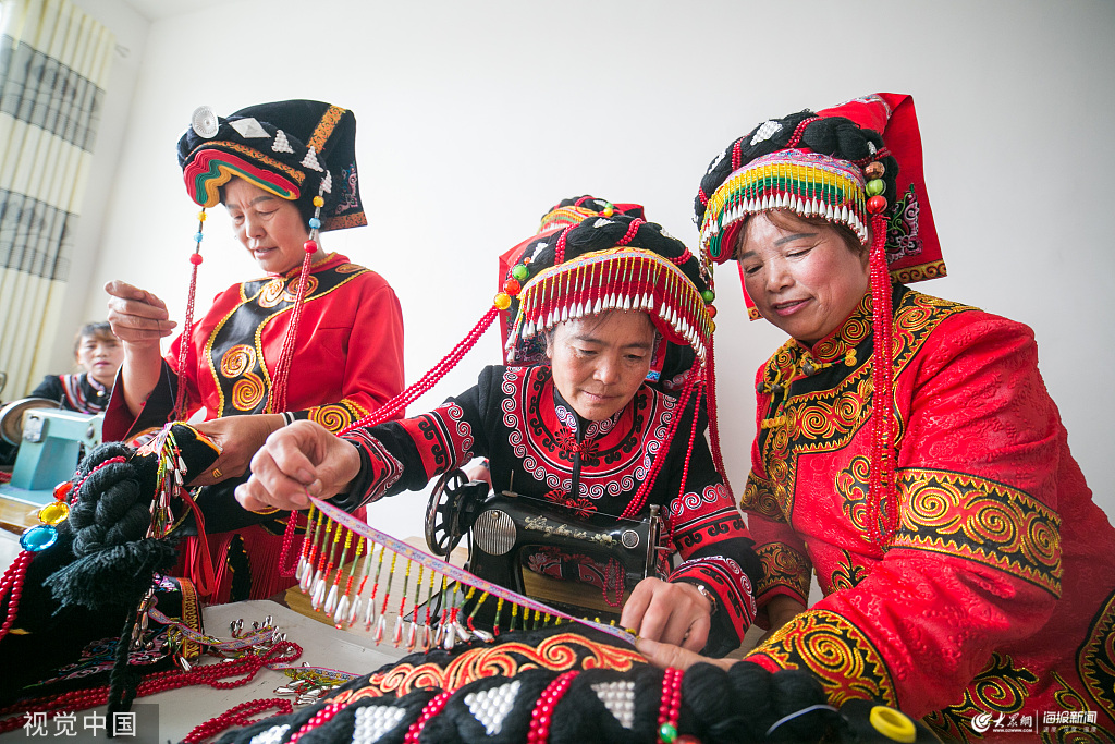 贵州毕节:彝族女子坚守传统服饰制作技艺