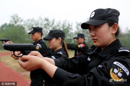 2016年04月20日,山東省棗莊市,司法警察在棗莊警校進行射擊訓練.