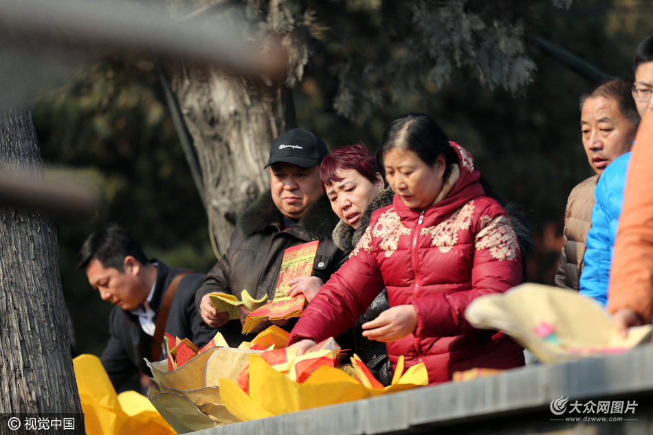 數萬香客泰山燒香祈福 工作人員穿防火衣燒紙錢香燭