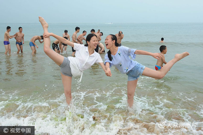 來自南京工業大學的學生在青島市石老人海水浴場以舞蹈的方式致敬畢業