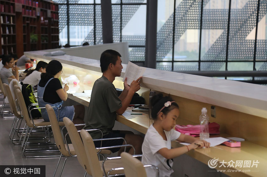 7月4日,济南学生陆续开始放暑假"书虫"扎堆济南市图书馆自习室中学习