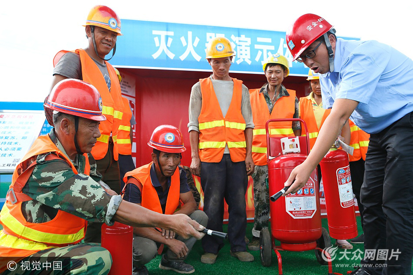 中建八局一汽华东生产基地的建筑工人在即墨市建筑安全教育体验基地