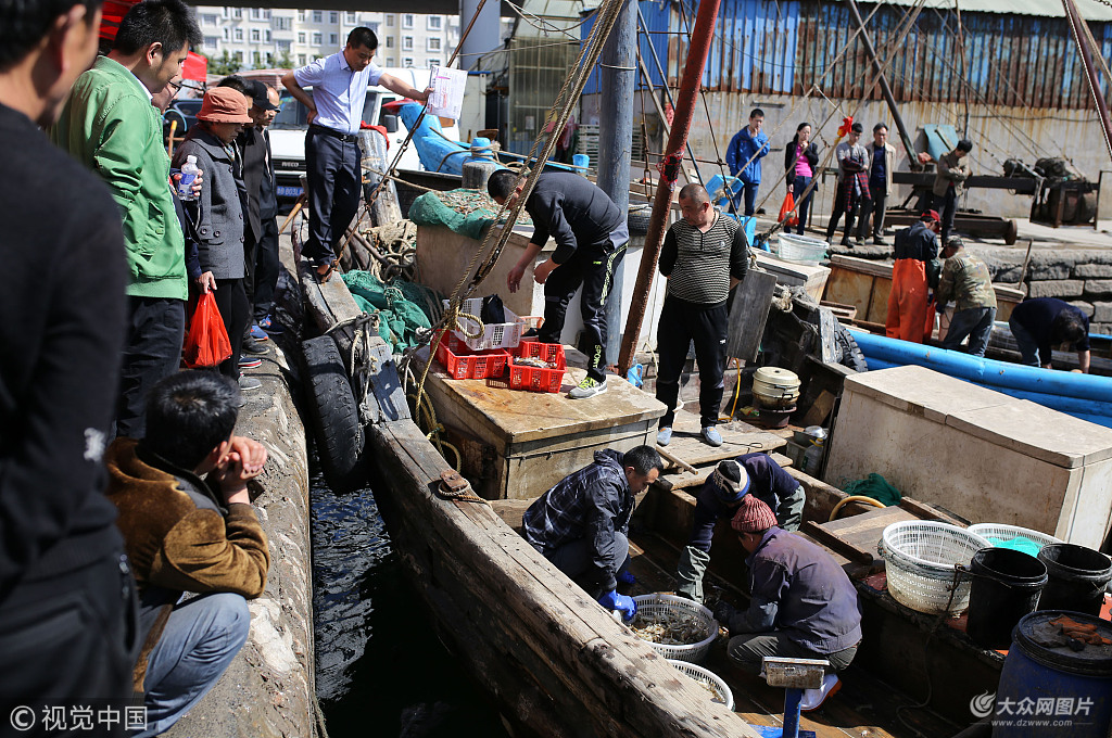 2018年4月27日,市民在青岛小港渔码头抢购海鲜