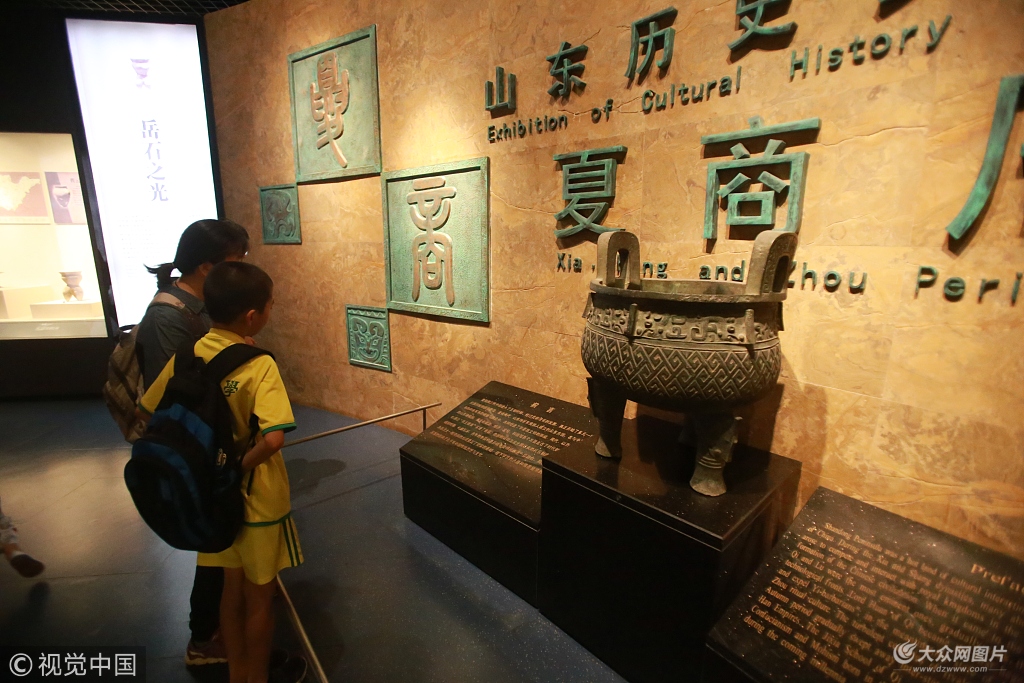 济南:家长带孩子参观博物馆 丰富暑假生活