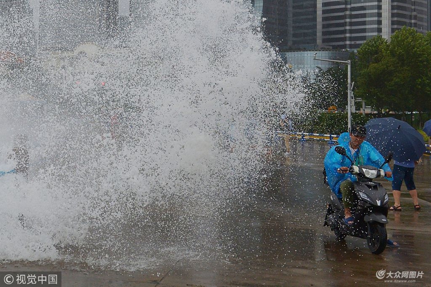 青岛:台风安比过境 沿海掀大浪