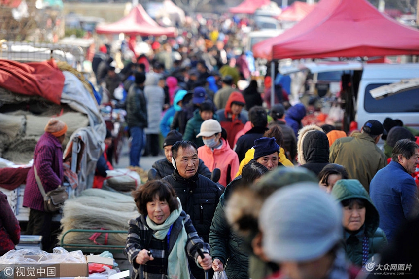 2018年12月10日,山东青岛西海岸新区红卫大集,熙熙攘攘的赶集人群.