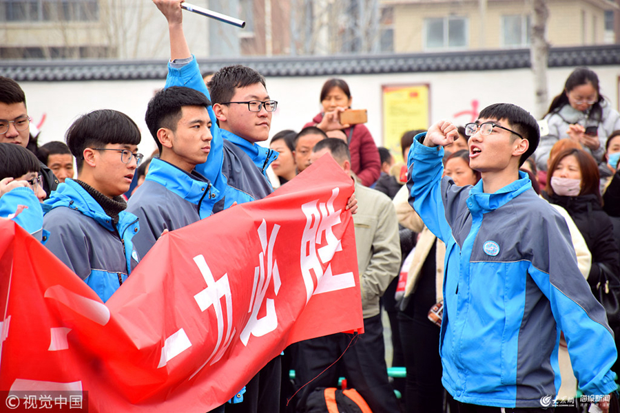 山东济宁:千余名高三学子参加高考百日誓师大会 条幅标语场面壮观